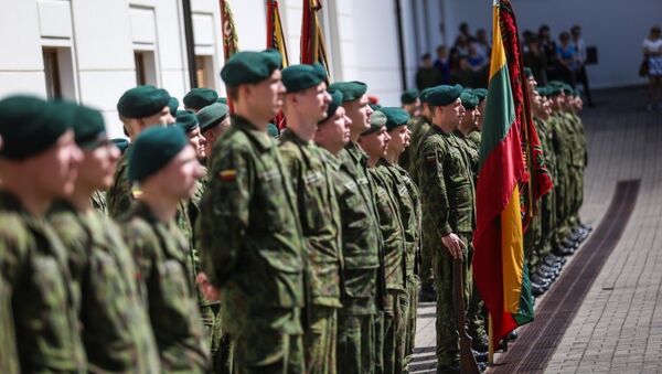 Военные маршируют с флагами Литвы и литовской армии в Вильнюсе - Sputnik Литва