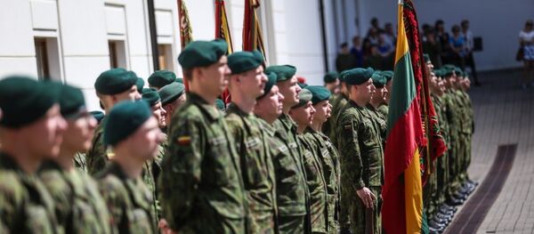 Военные маршируют с флагами Литвы и литовской армии в Вильнюсе - Sputnik Литва