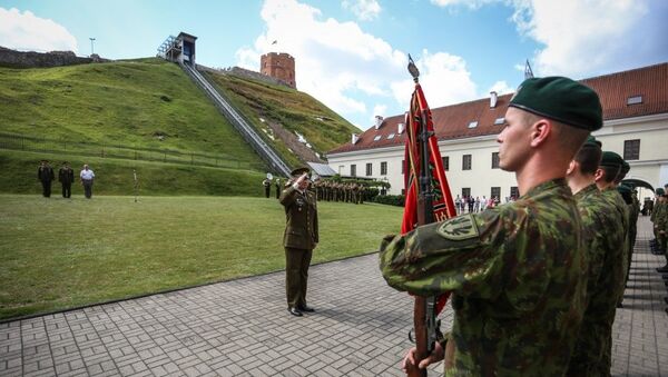 Военные маршируют с флагами Литвы и литовской армии в Вильнюсе - Sputnik Литва