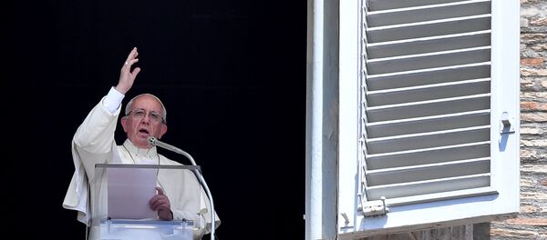 Папа Франциск приветствует людей в Ватикане - Sputnik Литва