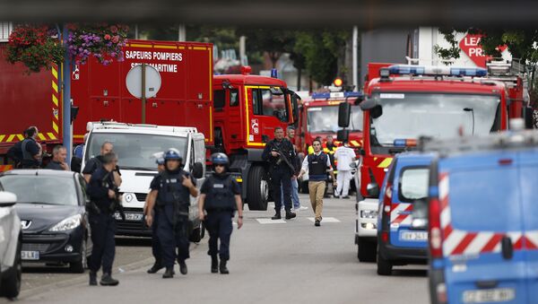 Полицейские машины возле церкви французского города Сент-Этьен-дю-Рувре, где священник захватил заложников - Sputnik Lietuva