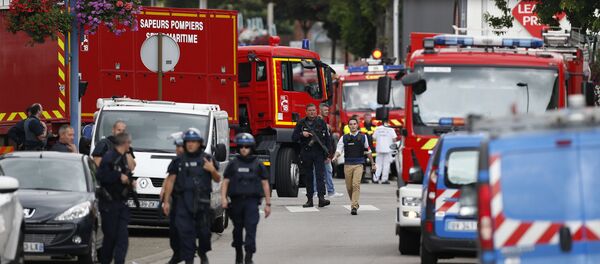 Полицейские машины возле церкви французского города Сент-Этьен-дю-Рувре, где священник захватил заложников - Sputnik Литва