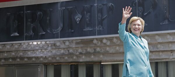 Кандидат в президенты США Хиллари Клинтон стоит на Трамп плаза - Sputnik Литва