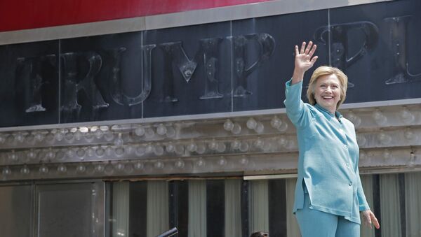 Кандидат в президенты США Хиллари Клинтон стоит на Трамп плаза - Sputnik Lietuva