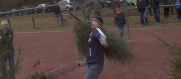 Метание Рождественских елок в Германии - Sputnik Литва