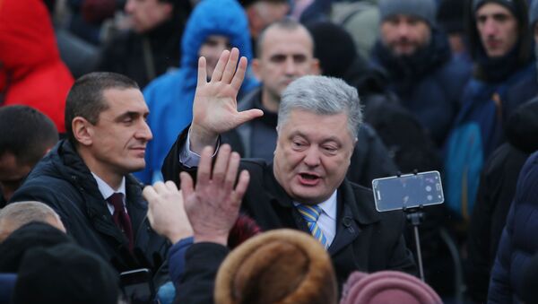 Президент Украины Петр Порошенко и верующие на объединительном соборе на Софийской площади в Киеве, архивное фото - Sputnik Lietuva