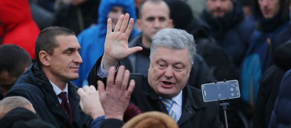 Президент Украины Петр Порошенко и верующие на объединительном соборе на Софийской площади в Киеве, архивное фото Президент Украины Петр Порошенко и верующие на объединительном соборе на Софийской площади в Киеве, архивное фото - Sputnik Lietuva