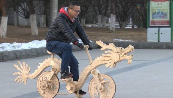 Велосипед из палочек для эскимо смастерил конструктор из Китая - Sputnik Литва