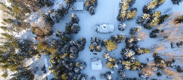 Вид на храм Иоанна Крестителя и монашеские кельи в национальном парке Водлозерский Республики Карелия Вид на храм Иоанна Крестителя и монашеские кельи в национальном парке Водлозерский Республики Карелия - Sputnik Литва