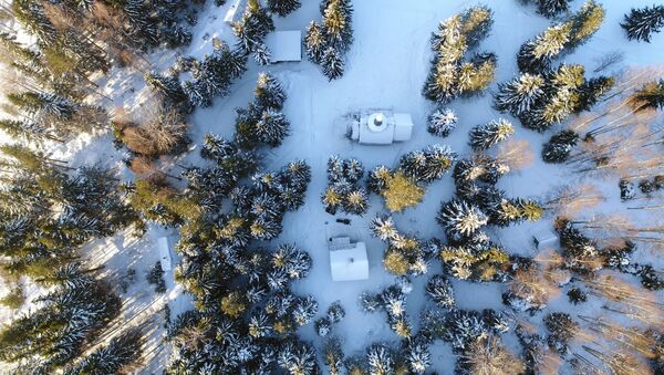 Вид на храм Иоанна Крестителя и монашеские кельи в национальном парке Водлозерский Республики Карелия - Sputnik Литва