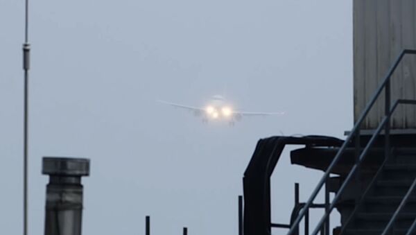 Посадка самого большого самолета при сильном ветре - Sputnik Lietuva