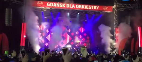 Мэра Гданьска ударили ножом во время благотворительного концерта Мэра Гданьска ударили ножом во время благотворительного концерта - Sputnik Литва