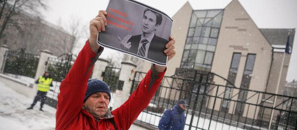 Пикет у здания Литовского посольства в Риге в поддержку Альгирдаса Палецкиса - Sputnik Литва