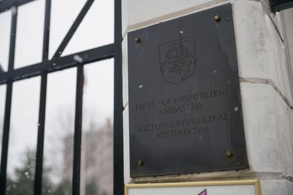 Пикет у здания Литовского посольства в Риге в поддержку Альгирдаса Палецкиса - Sputnik Литва