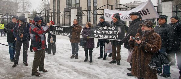 Пикет у здания Литовского посольства в Риге в поддержку Альгирдаса Палецкиса - Sputnik Литва