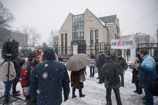 Пикет у здания Литовского посольства в Риге в поддержку Альгирдаса Палецкиса - Sputnik Lietuva
