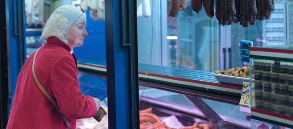 Пожилая женщина у колбасного отдела, архивное фото - Sputnik Литва