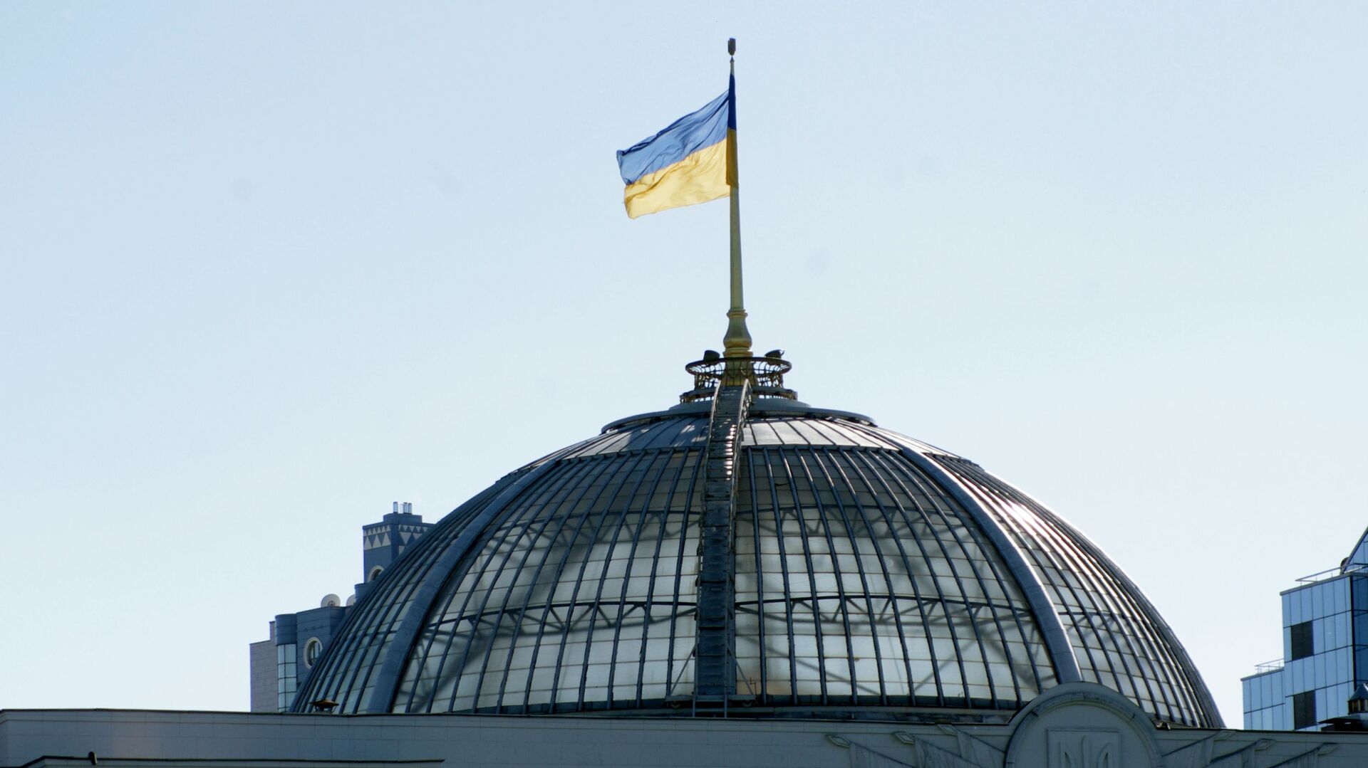 Флаг на крыше Верховной Рады Украины в Киеве. - Sputnik Lietuva, 1920, 05.04.2021
