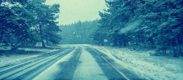 Зима, скользкая дорога, архивное фото - Sputnik Литва