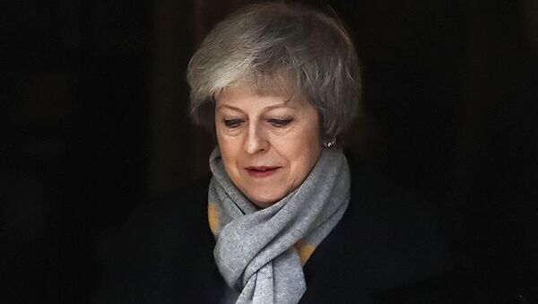 Премьер-министр Великобритании Тереза Мэй покидает парламент после голосования по сделке по Brexit, 15 января 2019 года - Sputnik Литва