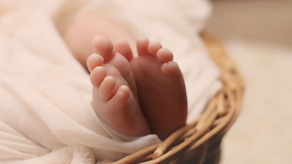 Новорожденный младенец, архивное фото - Sputnik Литва