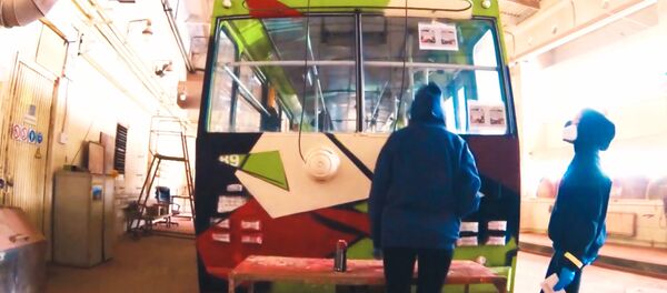 В Каунасе раскрашивают старые троллейбусы В Каунасе раскрашивают старые троллейбусы - Sputnik Lietuva