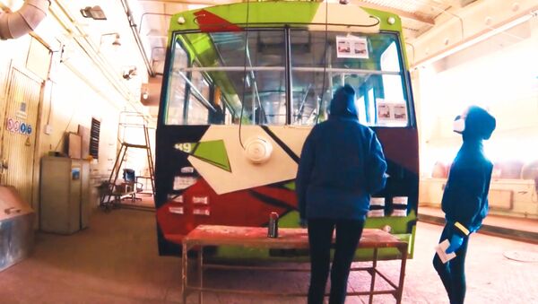 В Каунасе раскрашивают старые троллейбусы - Sputnik Литва