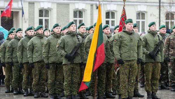 Флаг Литвы и литовские военнослужащие, архивное фото - Sputnik Lietuva