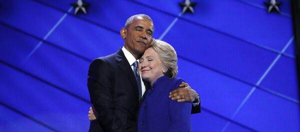 Объятия президента США Барака Обамы и кандидата в президенты США Хиллари Клинтон - Sputnik Литва