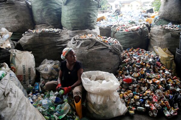 Женщина сортирует отходы в центре переработки отходов Wecycler в Лагосе, Нигерия - Sputnik Литва