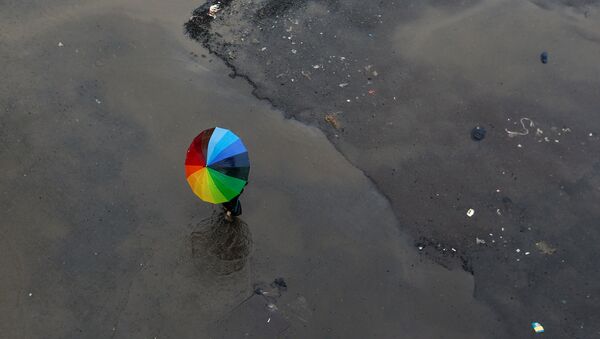 Женщина с радужным зонтиком во время дождя в Мумбаи, Индия - Sputnik Lietuva