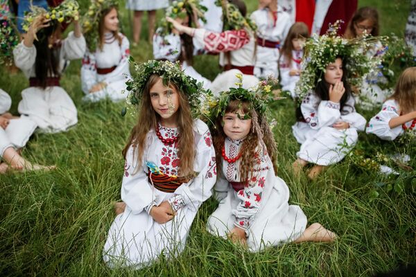 Девушки в венках и традиционных нарядах отмечают праздник Ивана Купалы в Киеве, Украина - Sputnik Литва