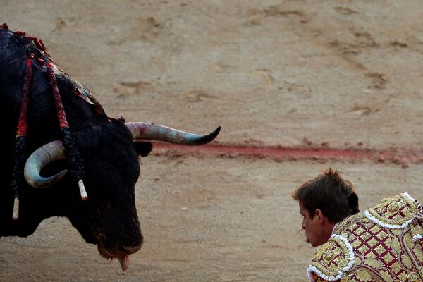 Испанский тореадор El Juli смотрит на быка во время корриды на фестивале Сан-Фермин в Памплоне, север Испании - Sputnik Lietuva