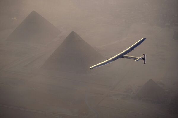 Самолет на солнечных батареях Solar Impulse 2, пилотируемый Андре Боршбергом из Швейцарии, пролетает над пирамидами Гизы в пригороде Каира, Египет - Sputnik Lietuva