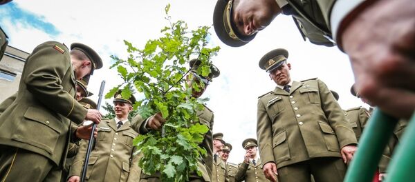 Выпускники военной академии сажают дуб Выпускники военной академии сажают дуб - Sputnik Литва