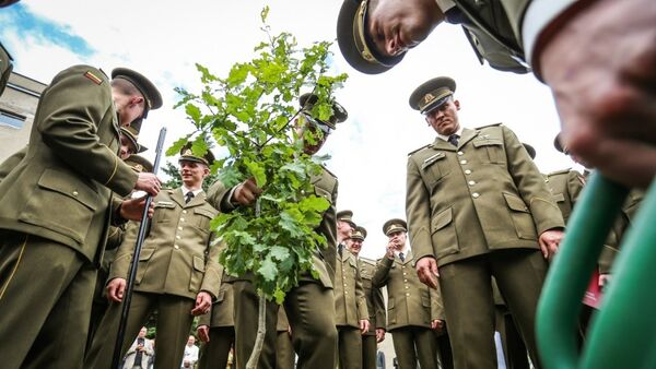 Выпускники военной академии сажают дуб - Sputnik Литва