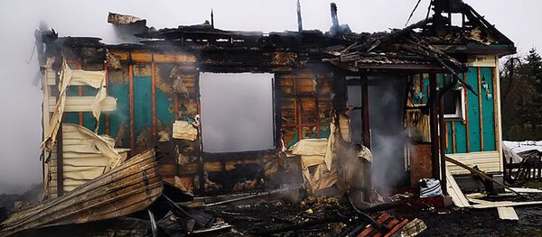 Сгоревший дом в селе Карчюпис Сгоревший дом в селе Карчюпис - Sputnik Литва