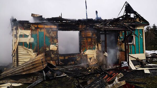 Сгоревший дом в селе Карчюпис - Sputnik Литва