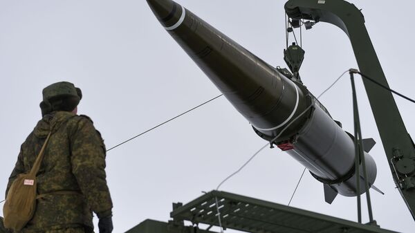 Пуск баллистической ракеты ОТРК Искандер-М с полигона Капустин Яр, архивное фото - Sputnik Литва