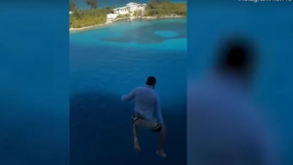На Багамах пассажир спрыгнул в воду с одиннадцатого этажа круизного лайнера - Sputnik Литва