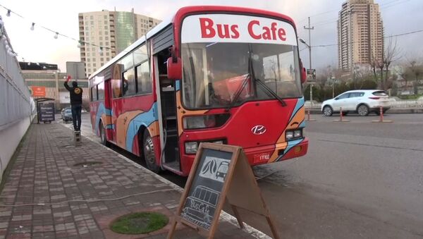 Два жителя Ирака открыли кафе прямо в автобусе - Sputnik Литва