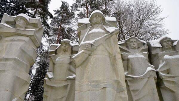 Мемориал воинам освободителям на Антакальнисском воинском кладбище в Вильнюсе, архивное фото - Sputnik Литва