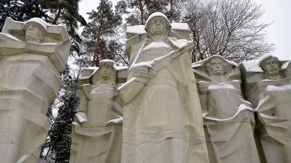 Мемориал воинам-освободителям на Антакальнисском воинском кладбище в Вильнюсе, архивное фото - Sputnik Литва