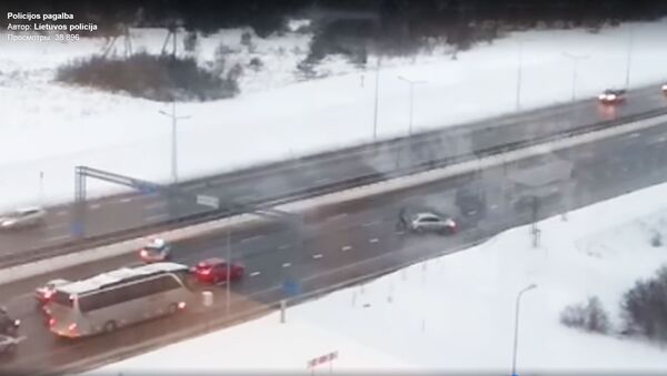 Полицейские толкают автомобиль, который остановился на проспекте - Sputnik Lietuva