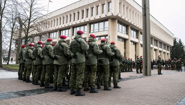 Литовские военнослужащие у здания Сейма, архивное фото - Sputnik Литва