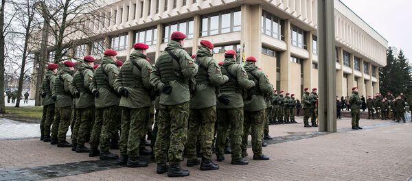 Литовские военнослужащие у здания Сейма, архивное фото - Sputnik Литва