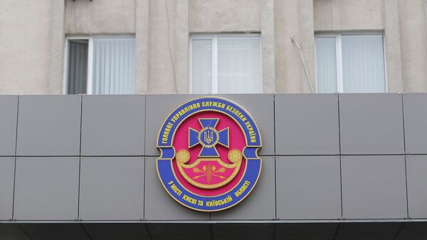 Герб у входа в здание СБУ в Киеве, архивное фото - Sputnik Литва