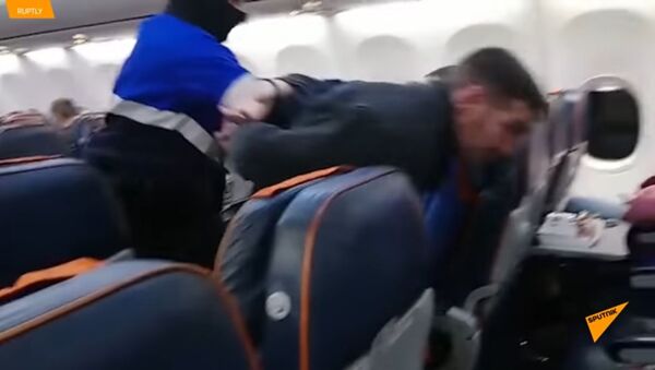 В Ханты-Мансийске задержали пассажира, пытавшегося захватить самолет - Sputnik Литва