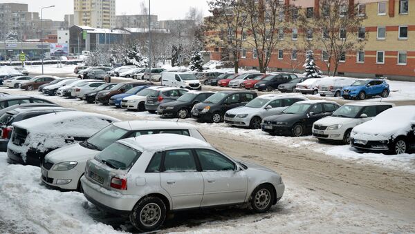 Парковка автомобилей в Вильнюсе, архивное фото - Sputnik Литва