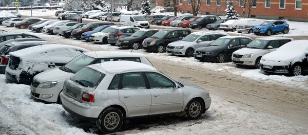 Парковка автомобилей в Вильнюсе, архивное фото Парковка автомобилей в Вильнюсе, архивное фото - Sputnik Lietuva